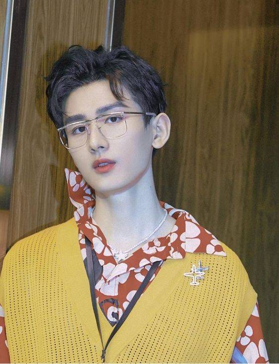 帅气男星成毅带框眼镜现代装高清照片图集_4