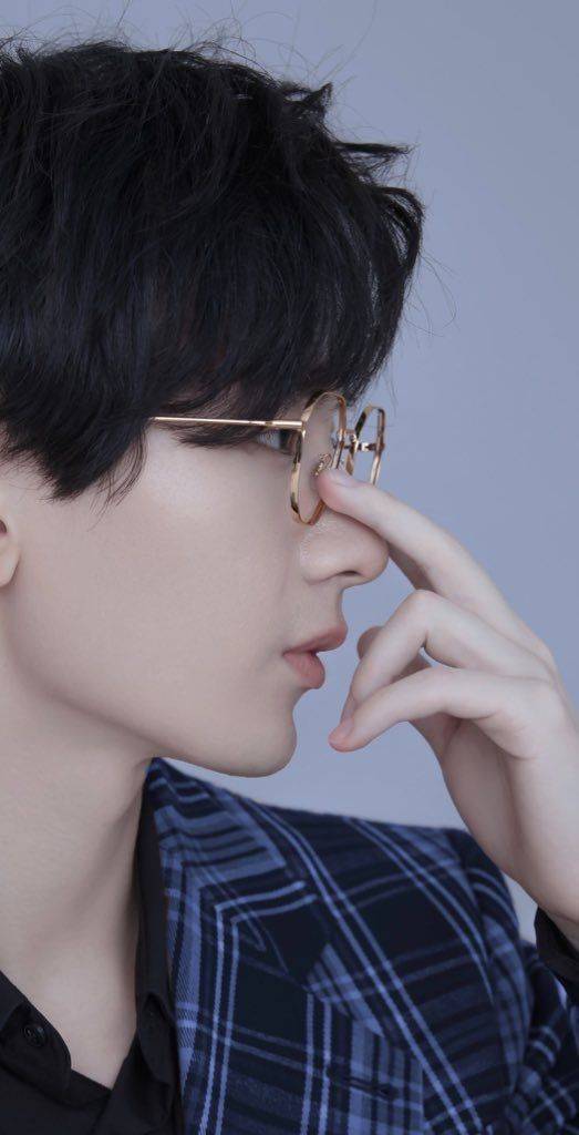 帅气男星成毅带框眼镜现代装高清照片图集_2