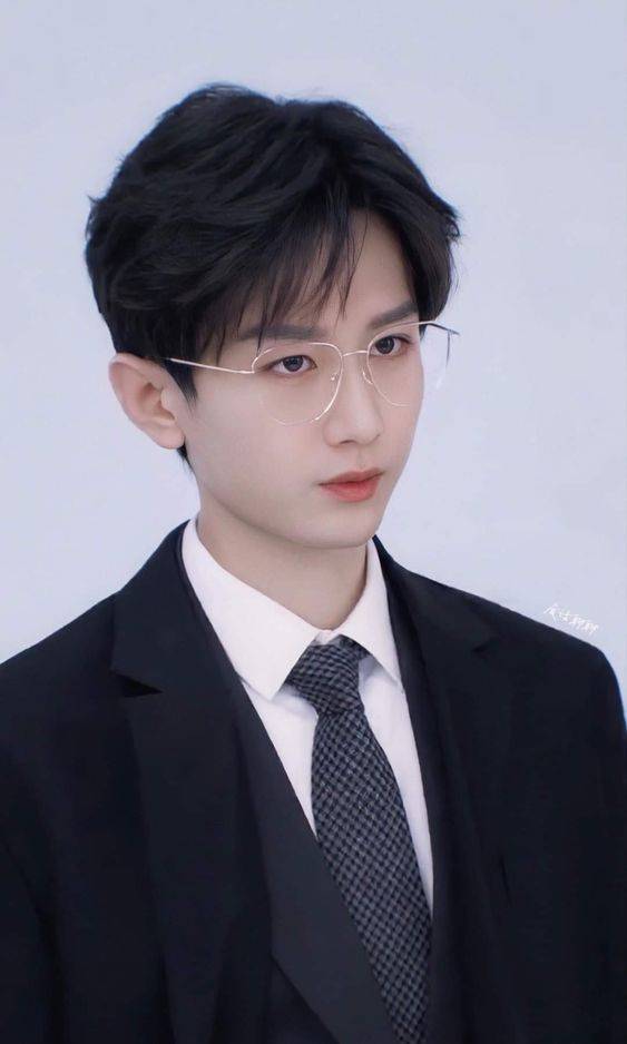 帅气男星成毅带框眼镜现代装高清照片图集_1