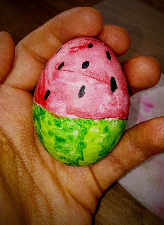 幼儿园手工西瓜蛋壳画作品图片 蛋壳上画西瓜！_1