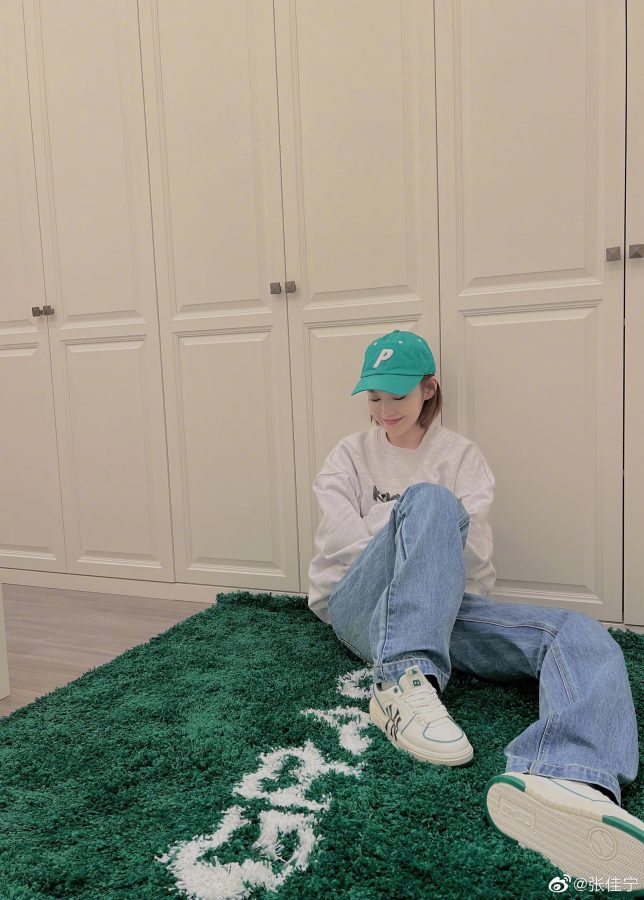 张佳宁戴绿帽子自拍照，绿色帽子穿搭好看吗？_2