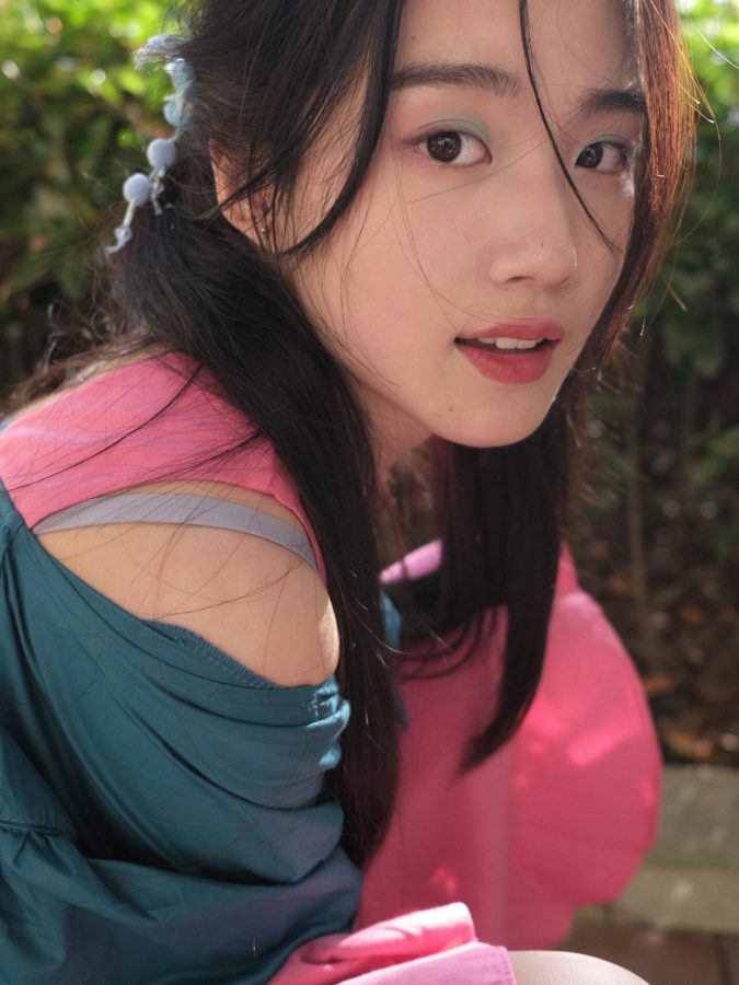 美女校花卢昱晓抱猫咪纯欲写真图_1