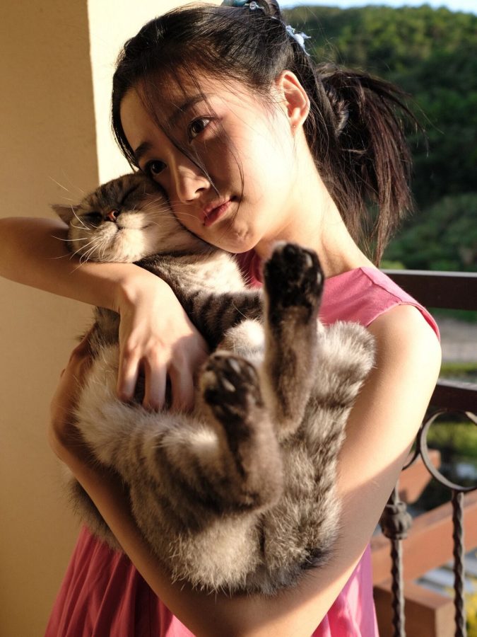 美女校花卢昱晓抱猫咪纯欲写真图_2