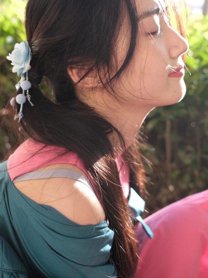 美女校花卢昱晓抱猫咪纯欲写真图_3
