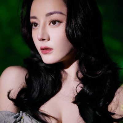 迪丽热巴抹胸泡泡裙写真