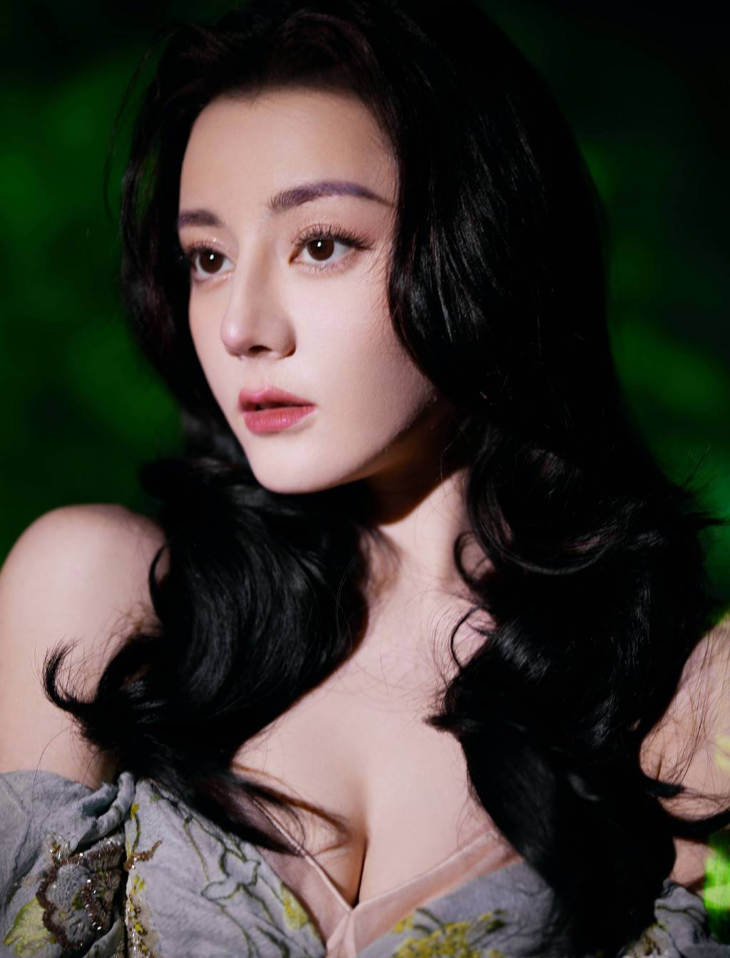 迪丽热巴抹胸泡泡裙写真_1