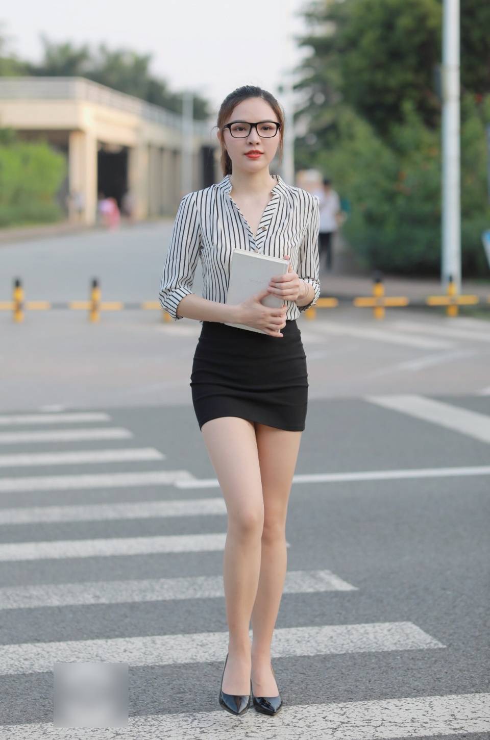 OL职业装眼镜短裙美女秘书图片_2