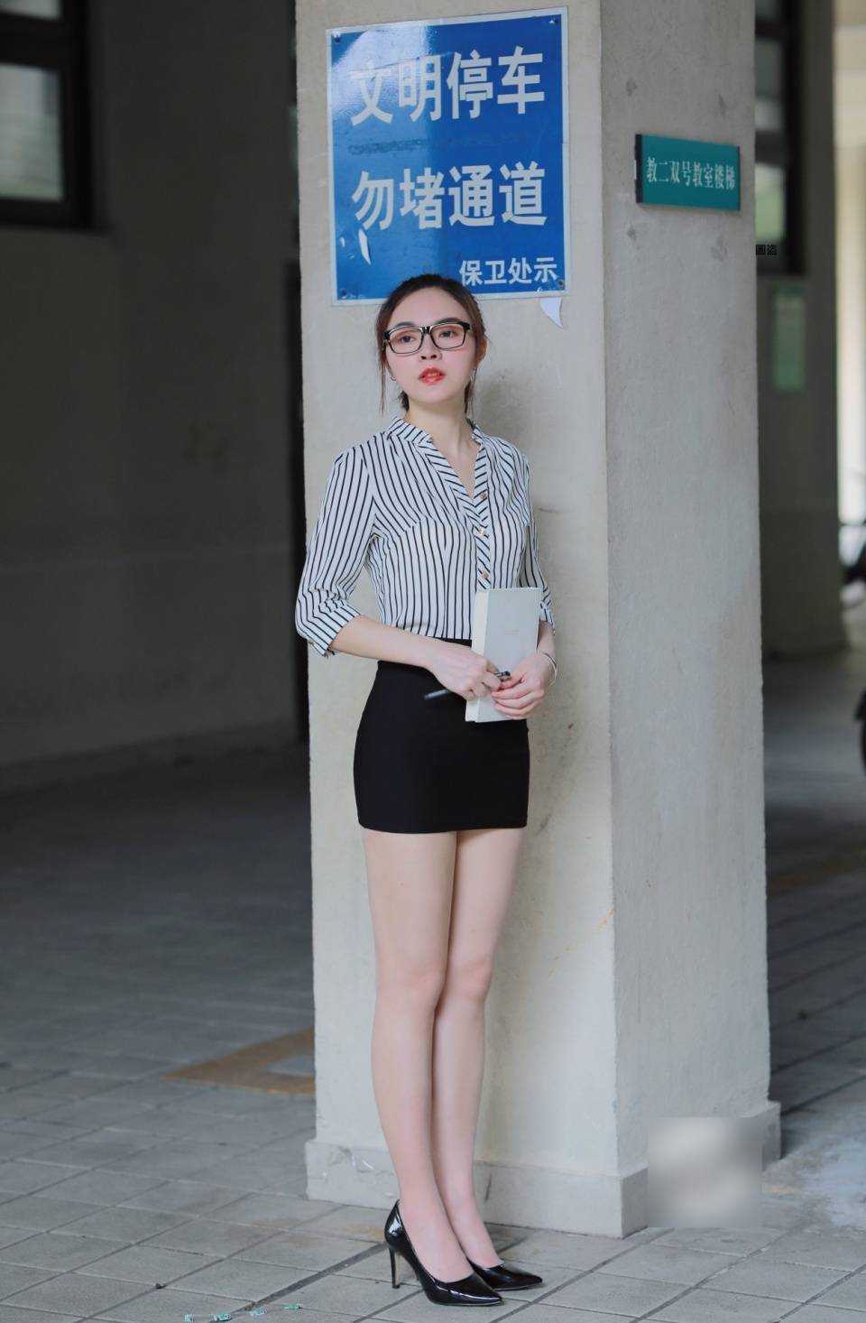 OL职业装眼镜短裙美女秘书图片_5