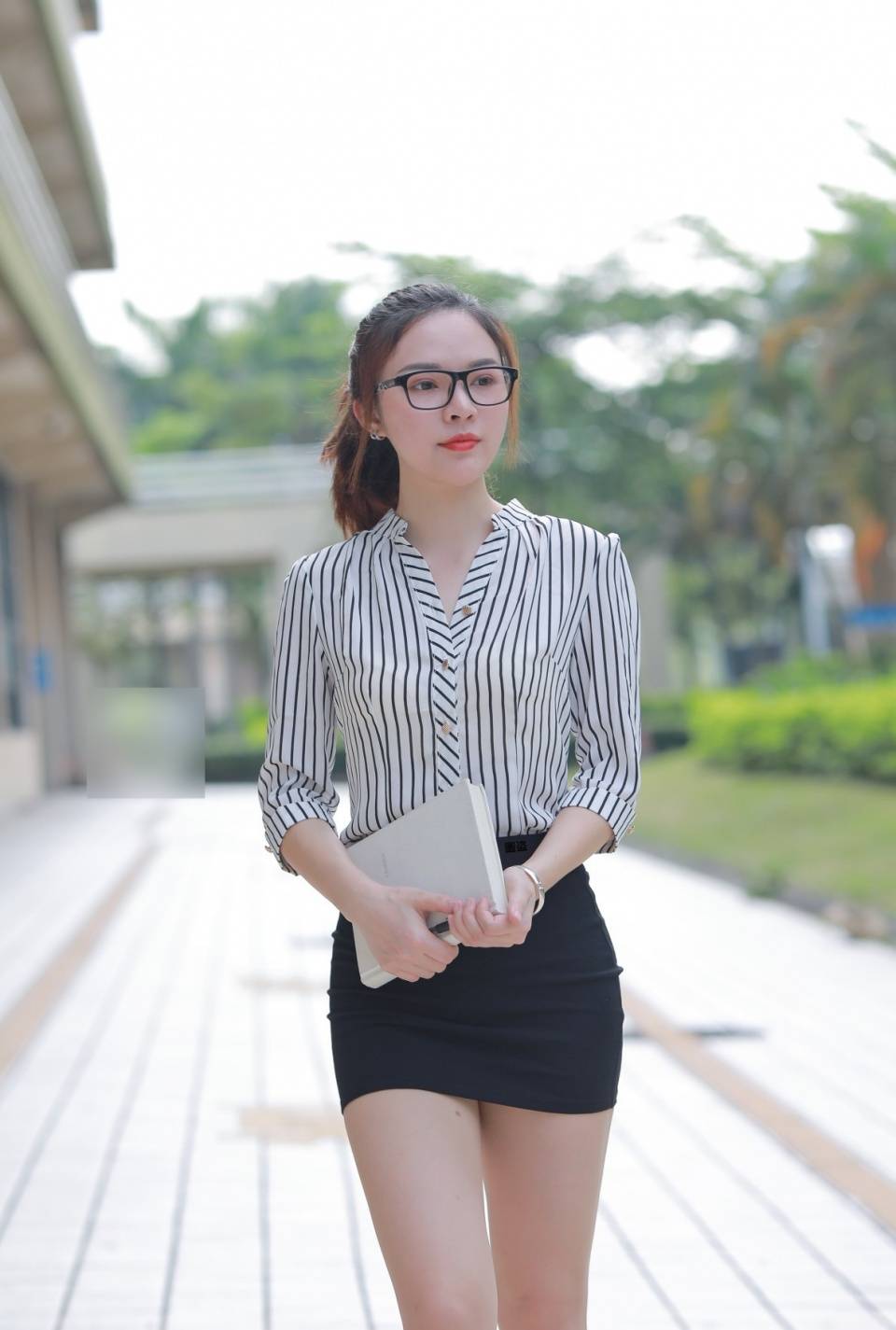 OL职业装眼镜短裙美女秘书图片_6