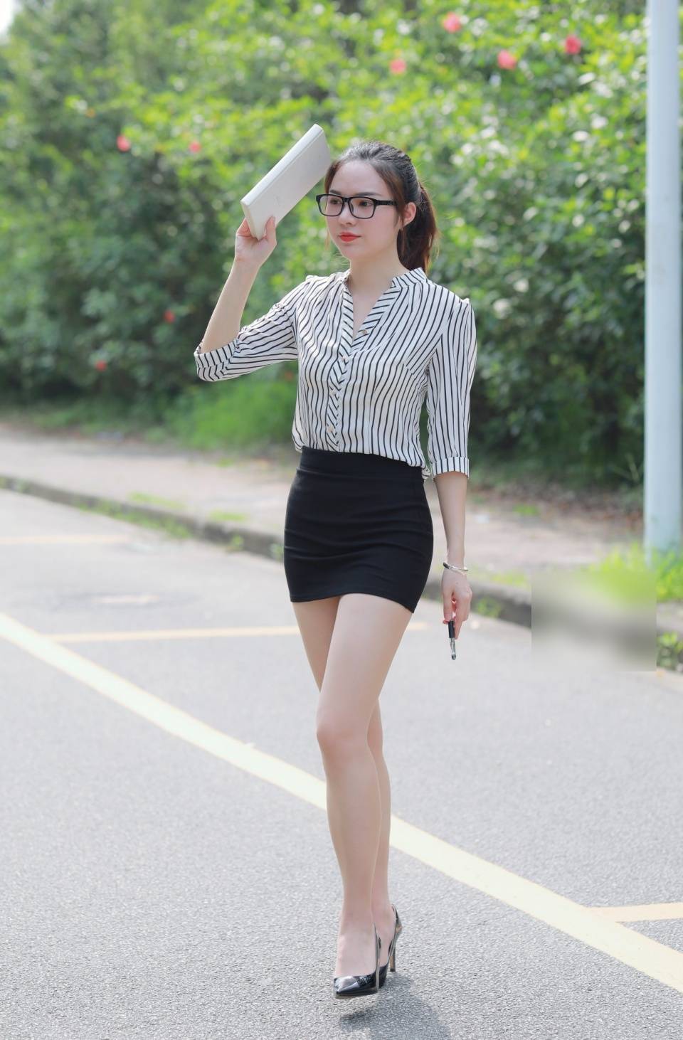 OL职业装眼镜短裙美女秘书图片_7