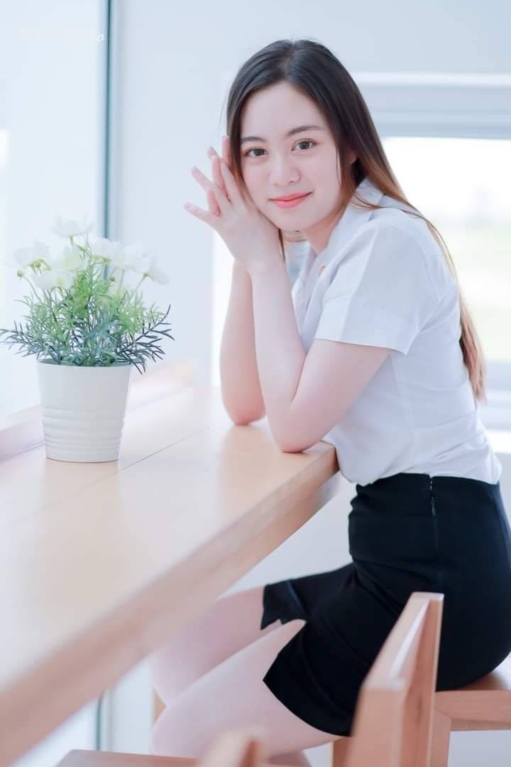 清纯白衬衫短裙学生装美女_1