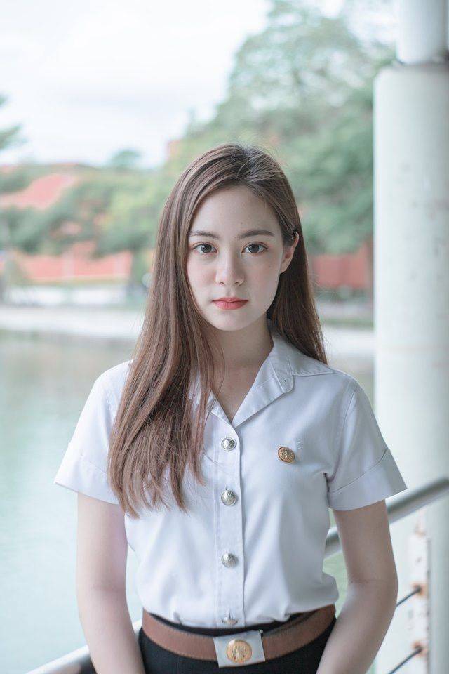 清纯白衬衫短裙学生装美女_3