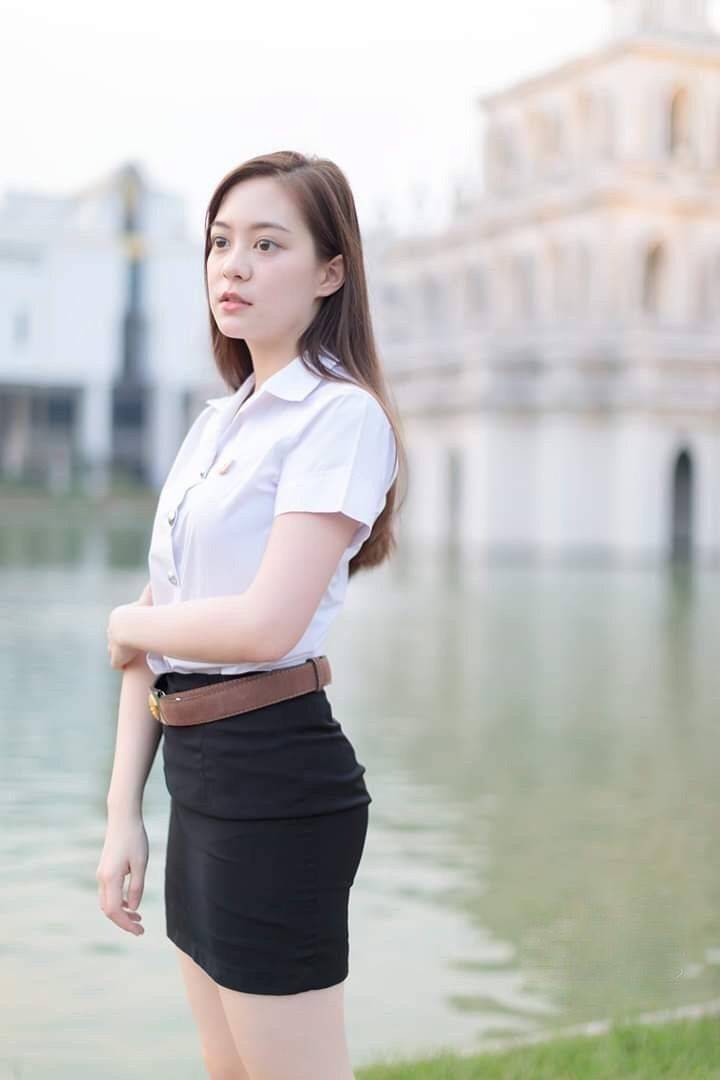 清纯白衬衫短裙学生装美女_4