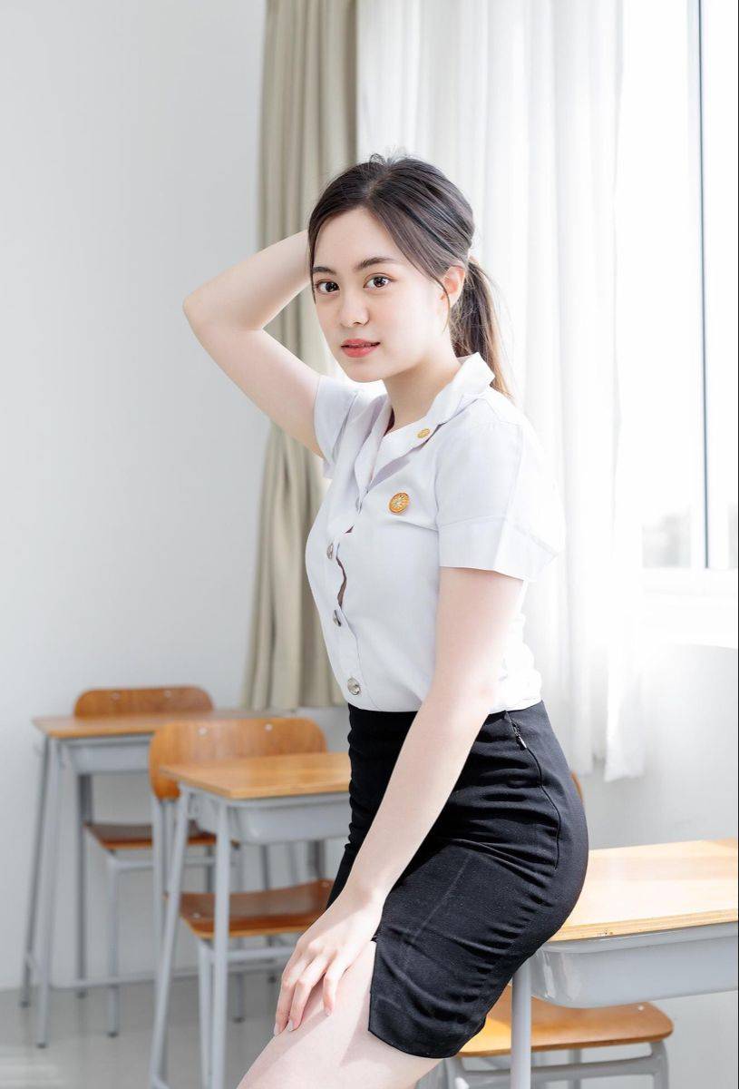 清纯白衬衫短裙学生装美女_6