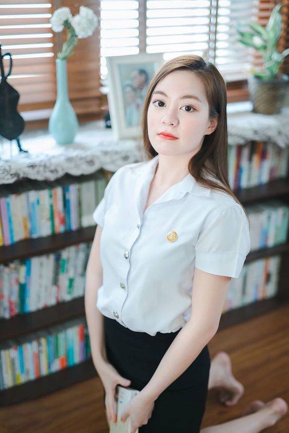 清纯白衬衫短裙学生装美女_9