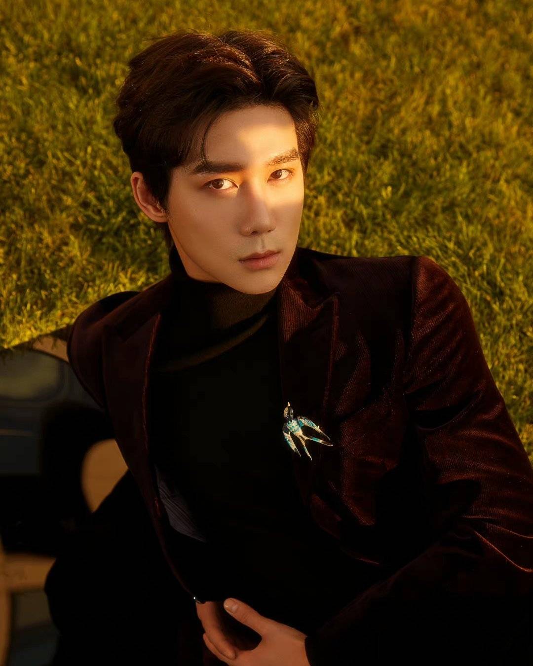 帅气年轻男明星王一哲酒红色西装写真照片_4