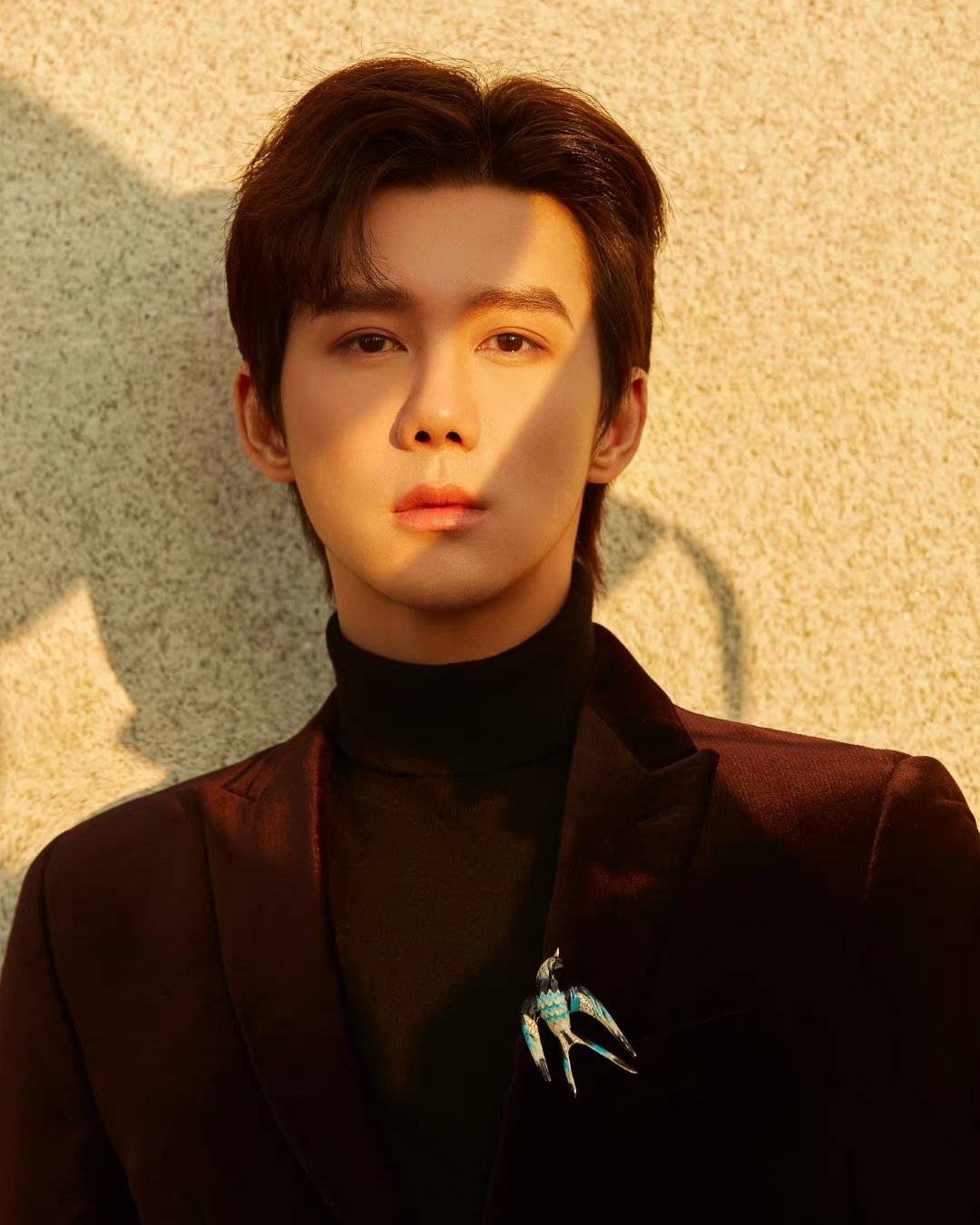 帅气年轻男明星王一哲酒红色西装写真照片_2