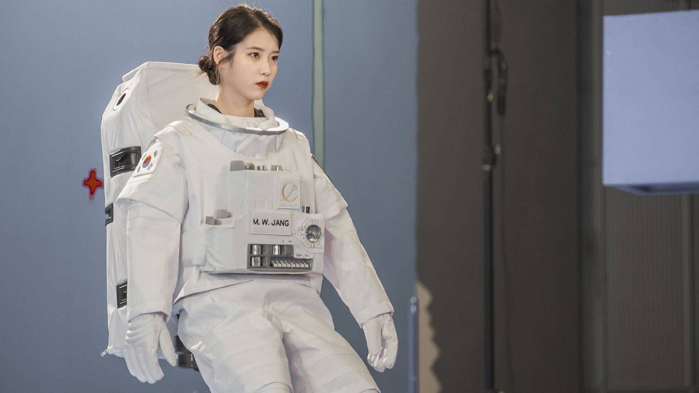 Lee Ji Eun李知恩IU穿宇航服名场面图片_1