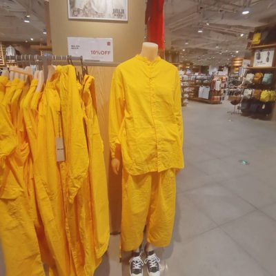 无印良品黄色衬衣裤子少林寺同款，设计师是不是少林足球的死忠影迷