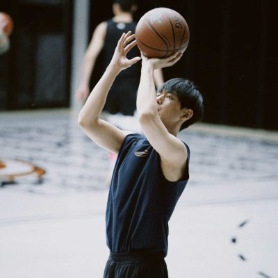 帅气男星李现穿球衣打篮球真实素颜照片图