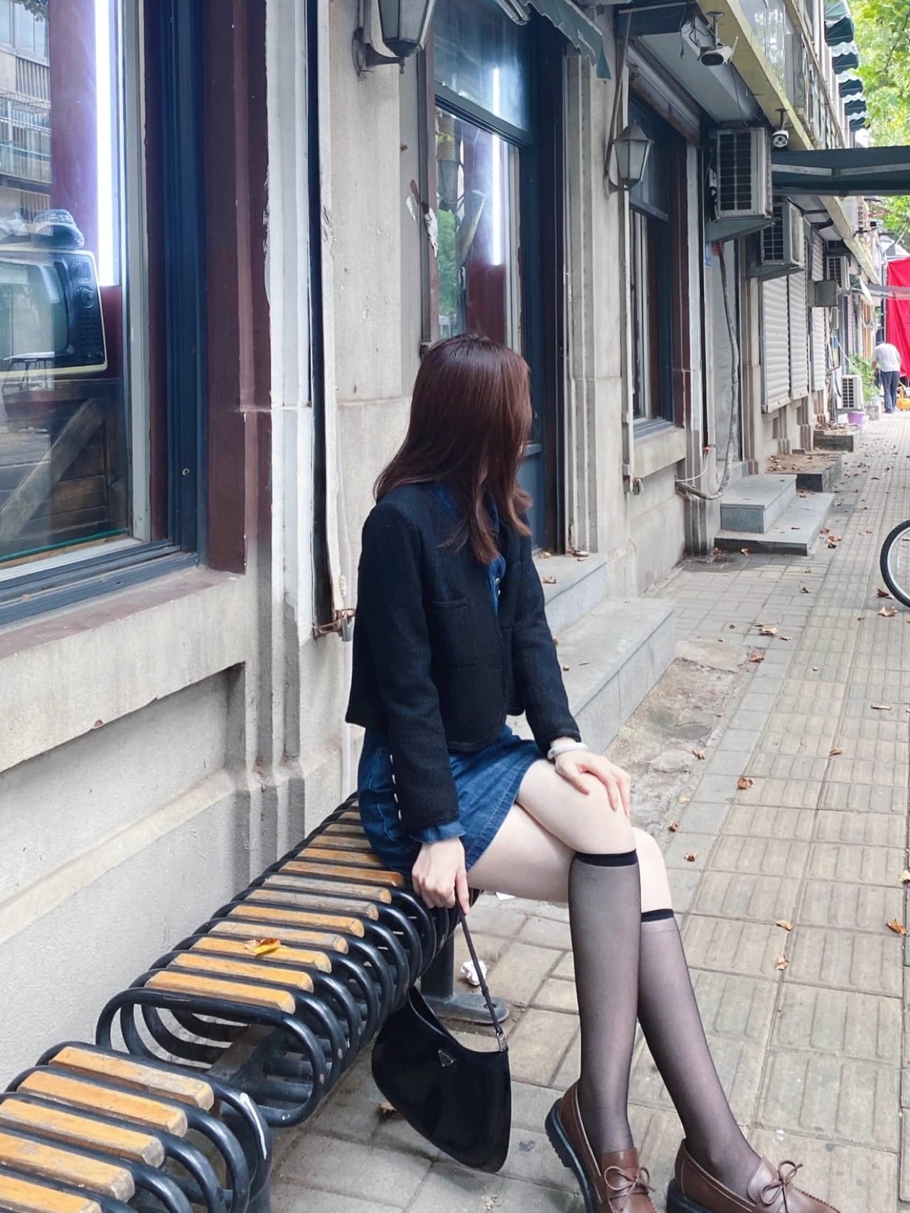 半腿黑丝袜穿搭美女街边自拍_1