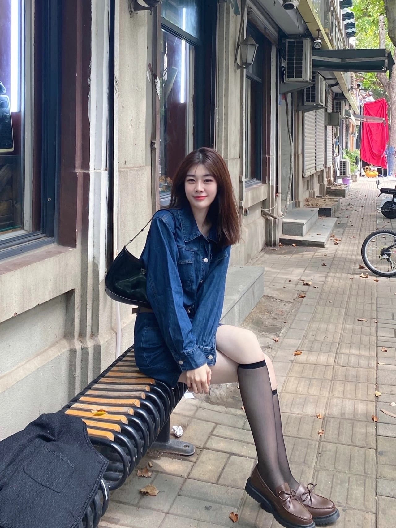 半腿黑丝袜穿搭美女街边自拍_2