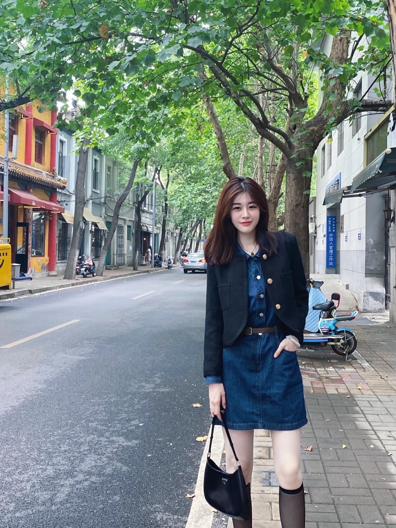 半腿黑丝袜穿搭美女街边自拍_3