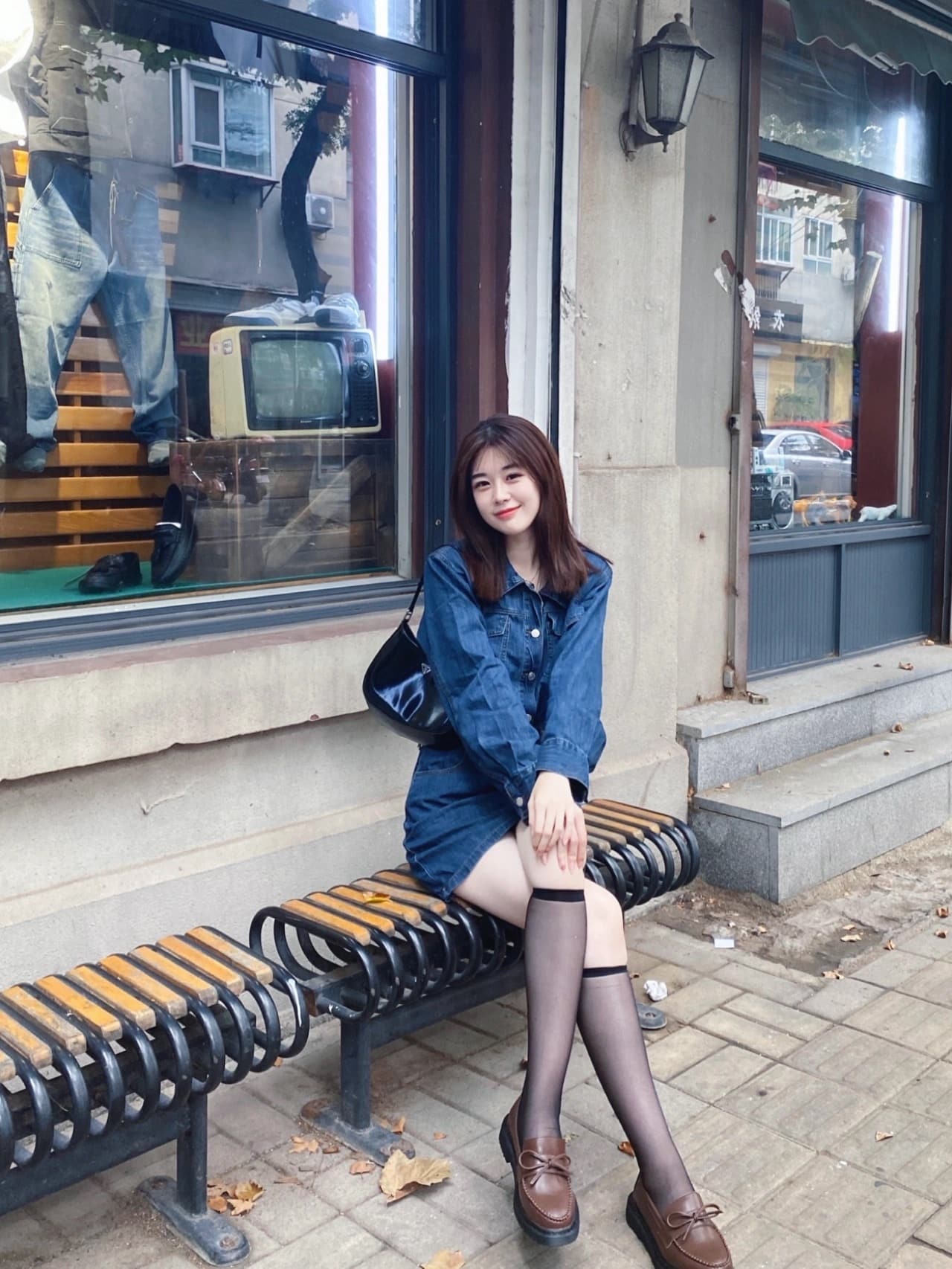 半腿黑丝袜穿搭美女街边自拍_4