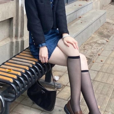 半腿黑丝袜穿搭美女街边自拍
