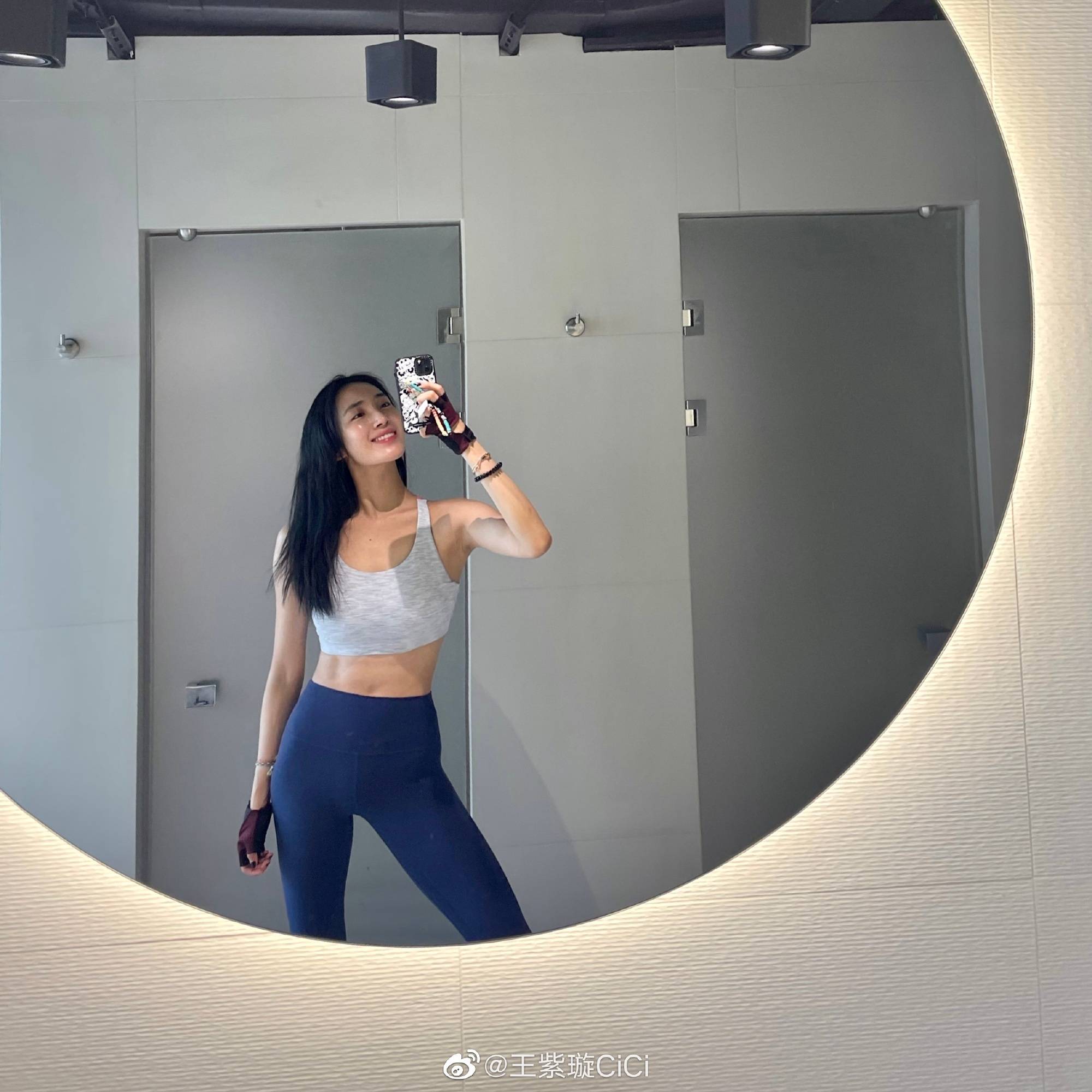 王紫璇健身美背秀肌肉 穿lululemon的明星照_4