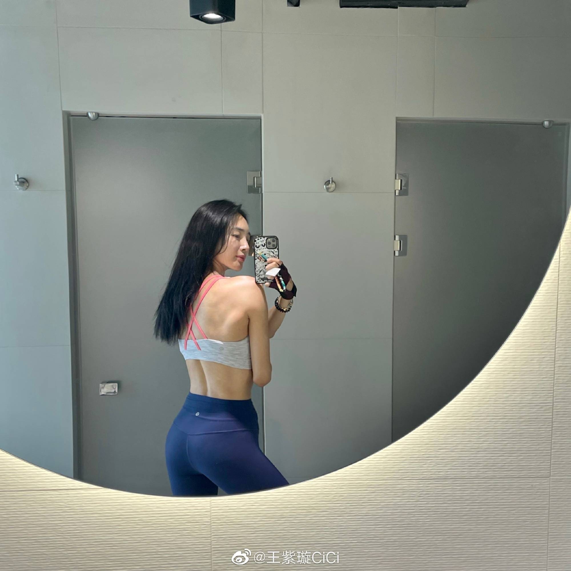 王紫璇健身美背秀肌肉 穿lululemon的明星照_3