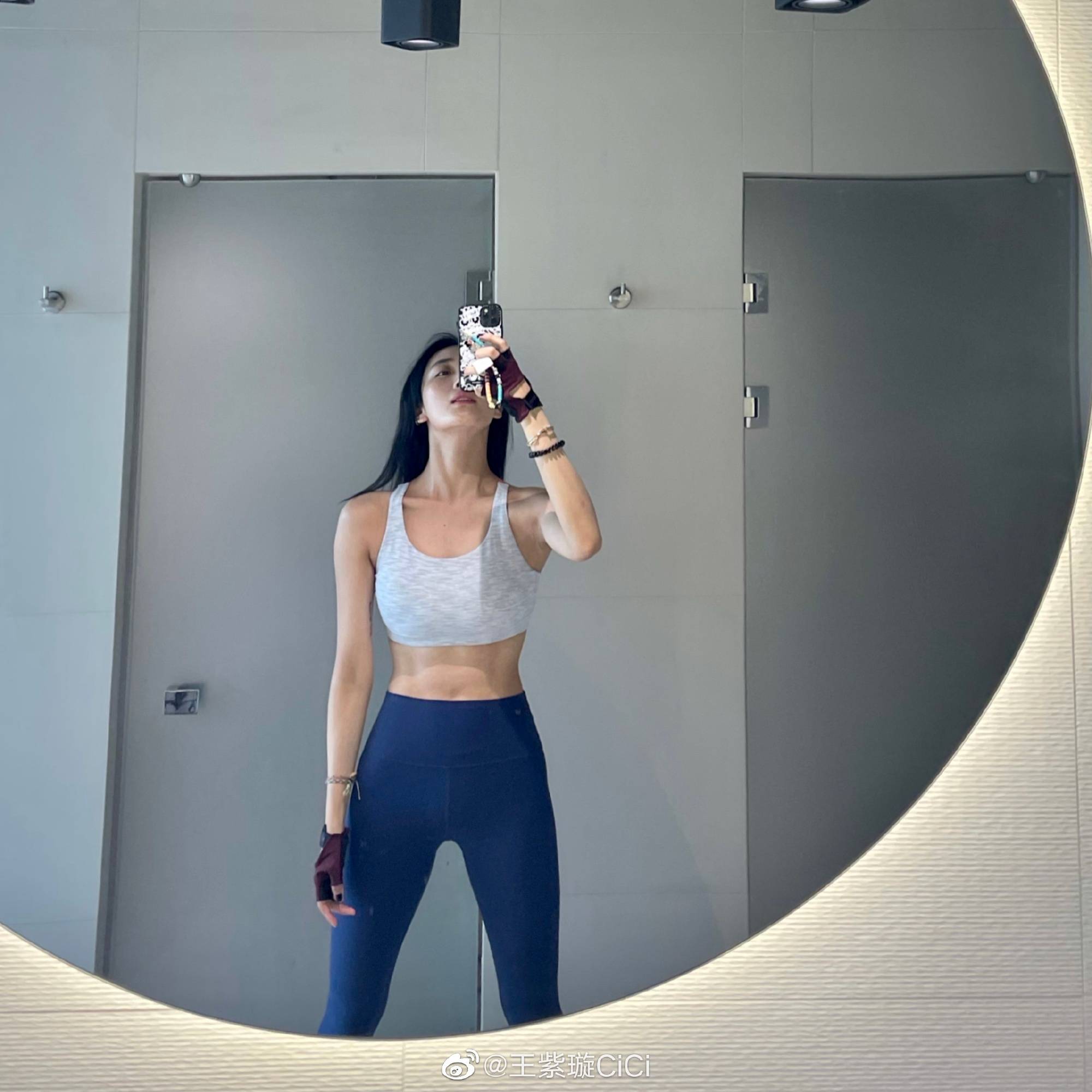 王紫璇健身美背秀肌肉 穿lululemon的明星照_2