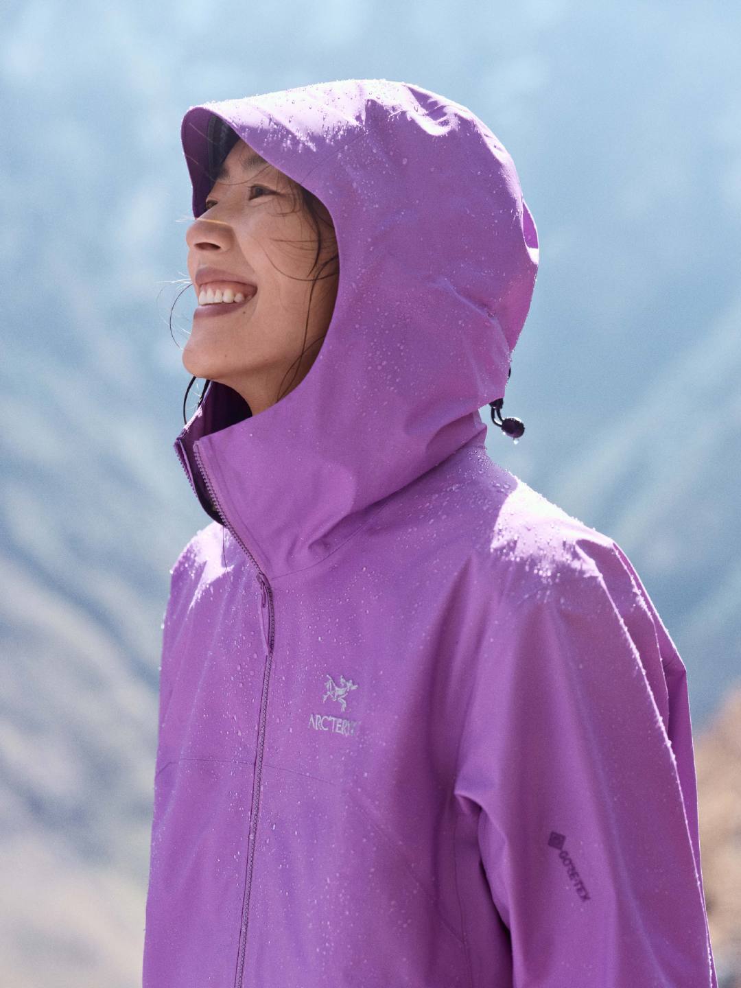 刘雯穿始祖鸟硬壳登山，以山会友，纵享野趣！_3