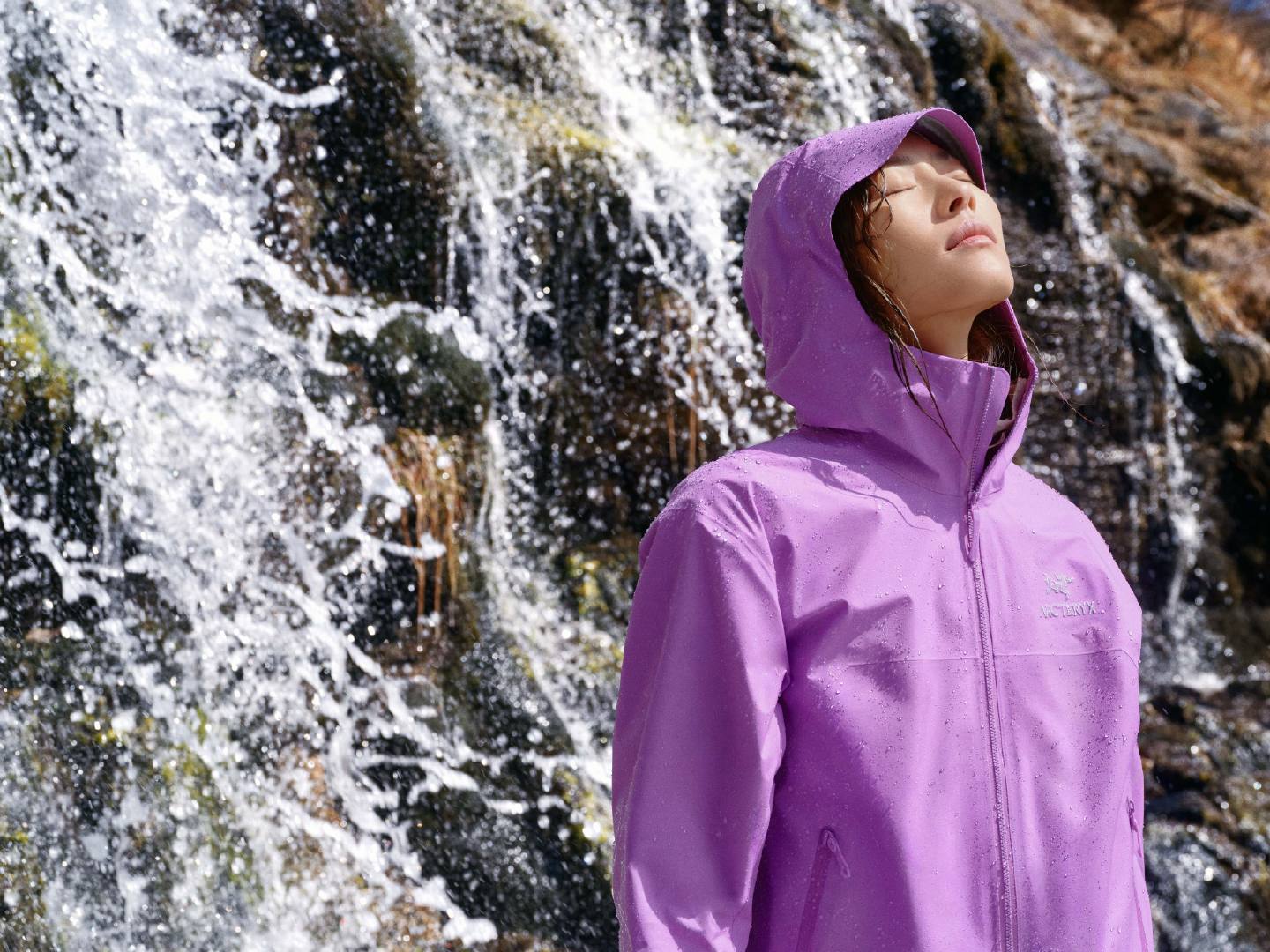 刘雯穿始祖鸟硬壳登山，以山会友，纵享野趣！_1