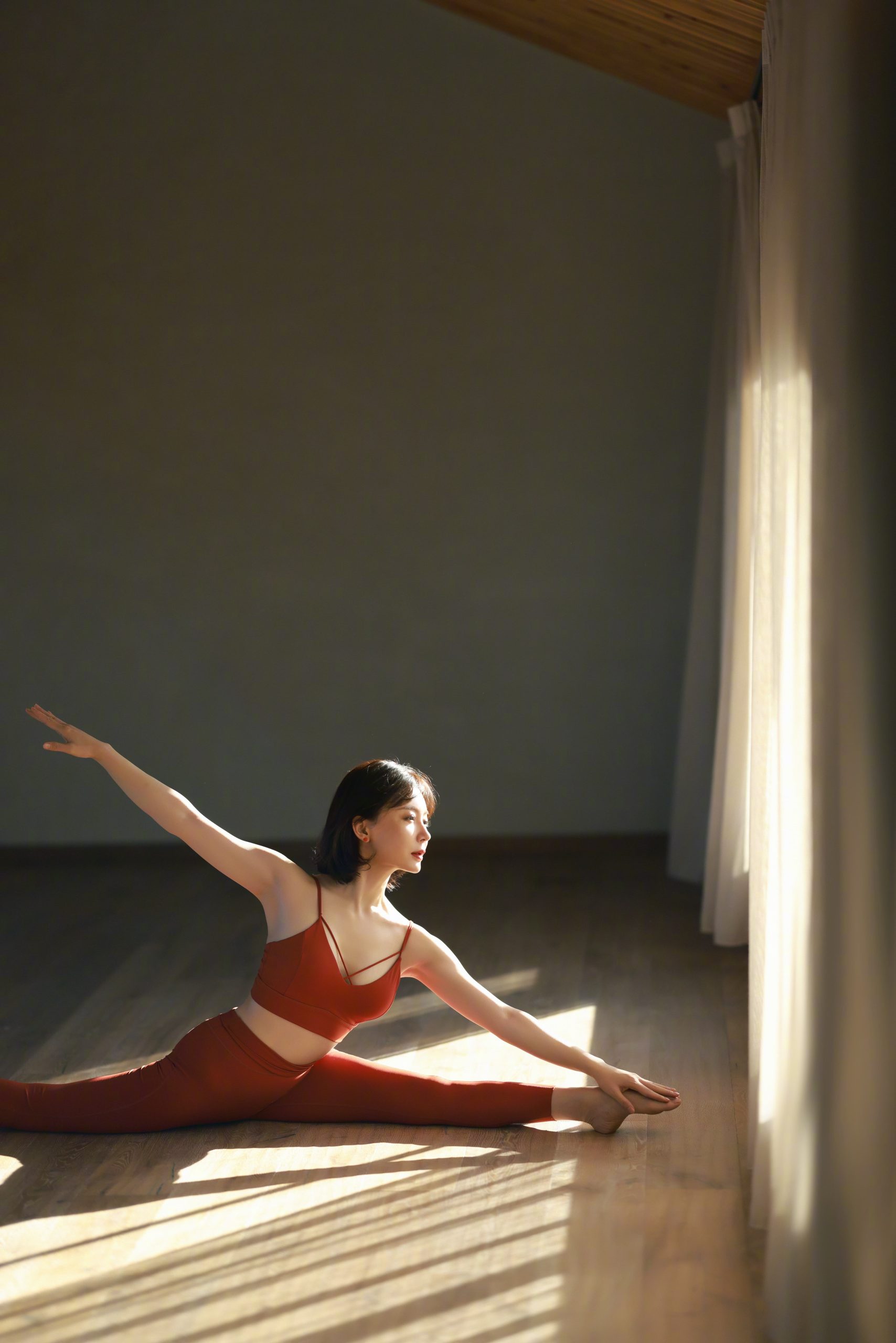 陈数练瑜伽穿NEIWAI品牌 紧身瑜伽服瑜伽裤高清图片_2