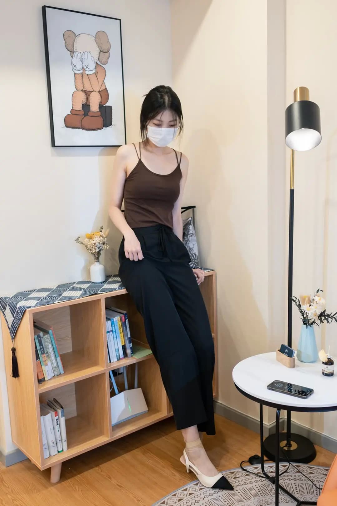 居家气质爱看出的美女吊带露背装_1