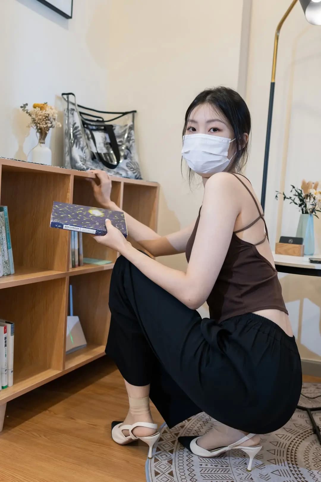居家气质爱看出的美女吊带露背装_3