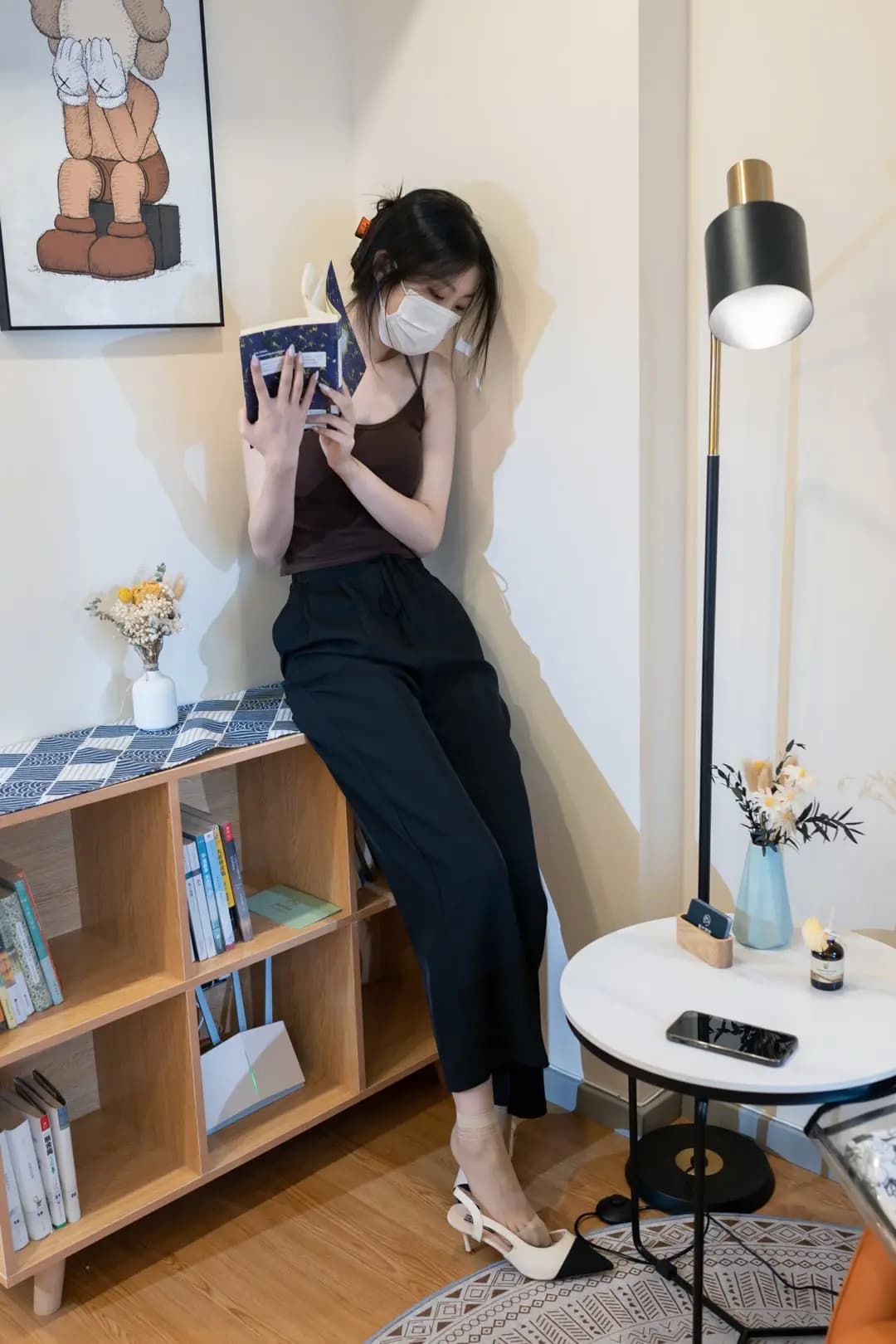 居家气质爱看出的美女吊带露背装_4
