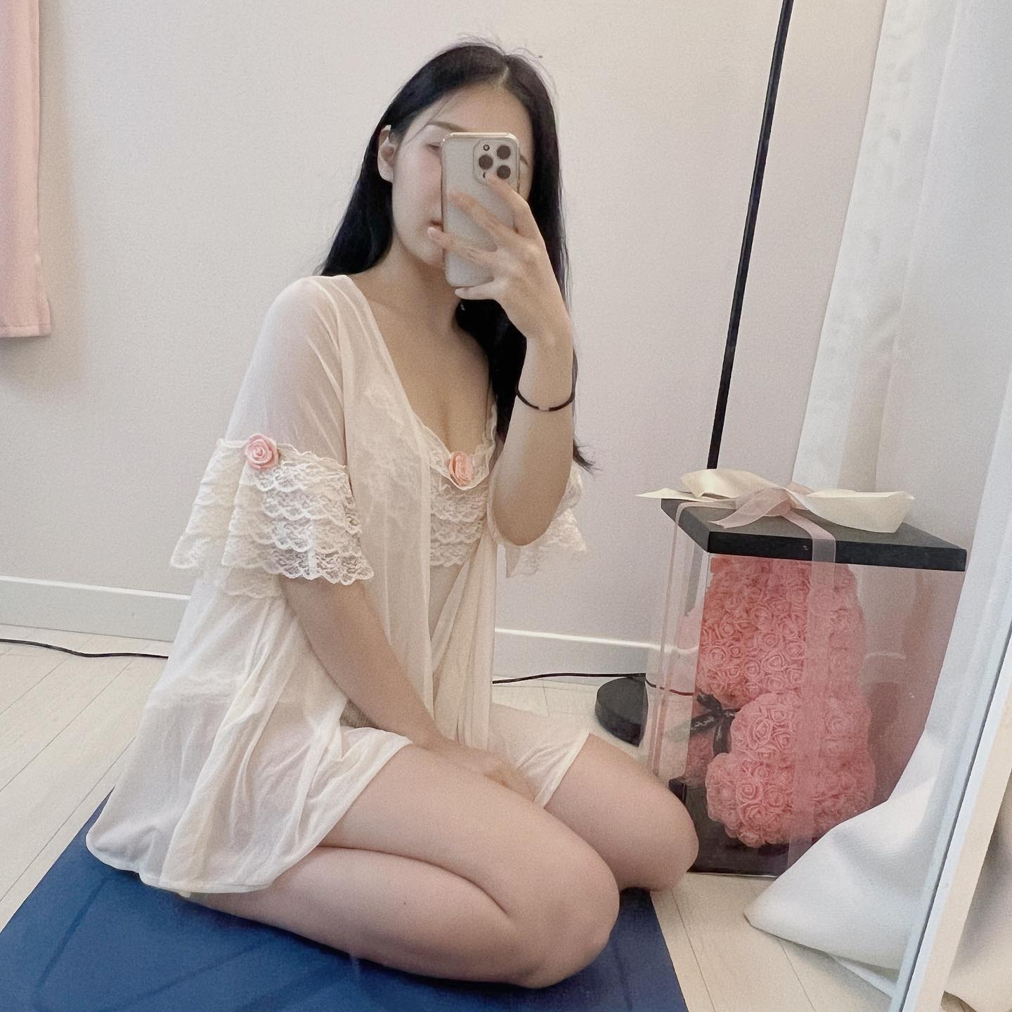 美少女睡前试穿她的新内衣自拍_2