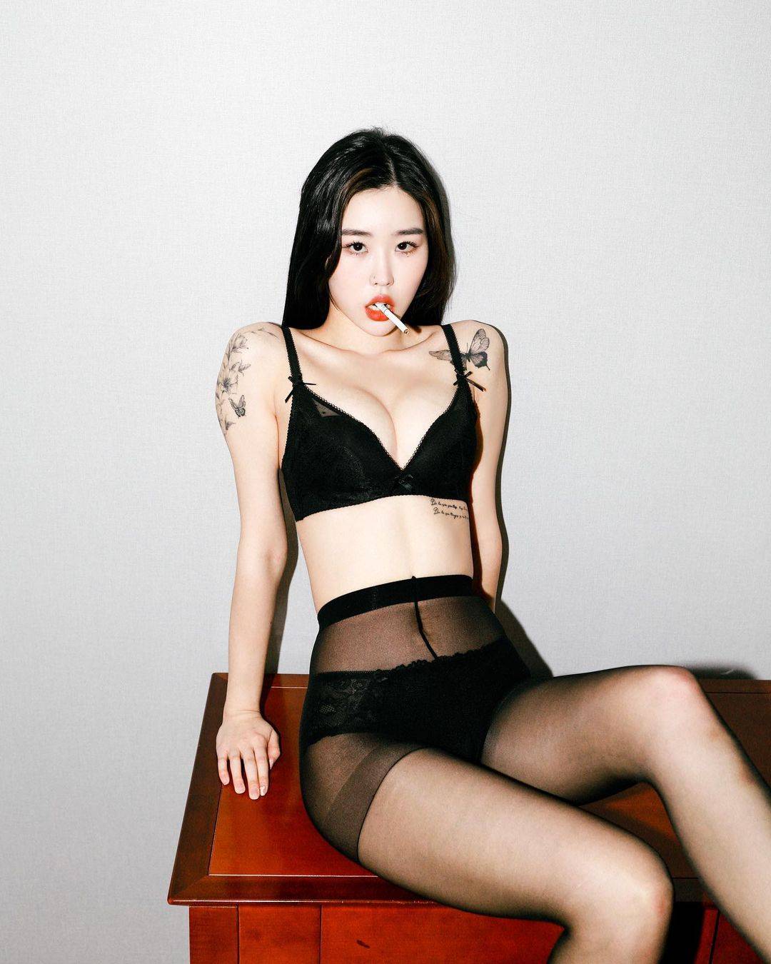 韩国时装模特蝴蝶纹身少女叼着烟试穿内衣搭配黑丝袜！_1