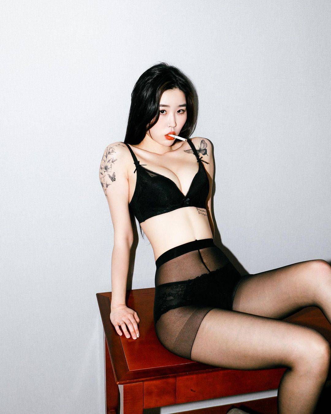 韩国时装模特蝴蝶纹身少女叼着烟试穿内衣搭配黑丝袜！_2