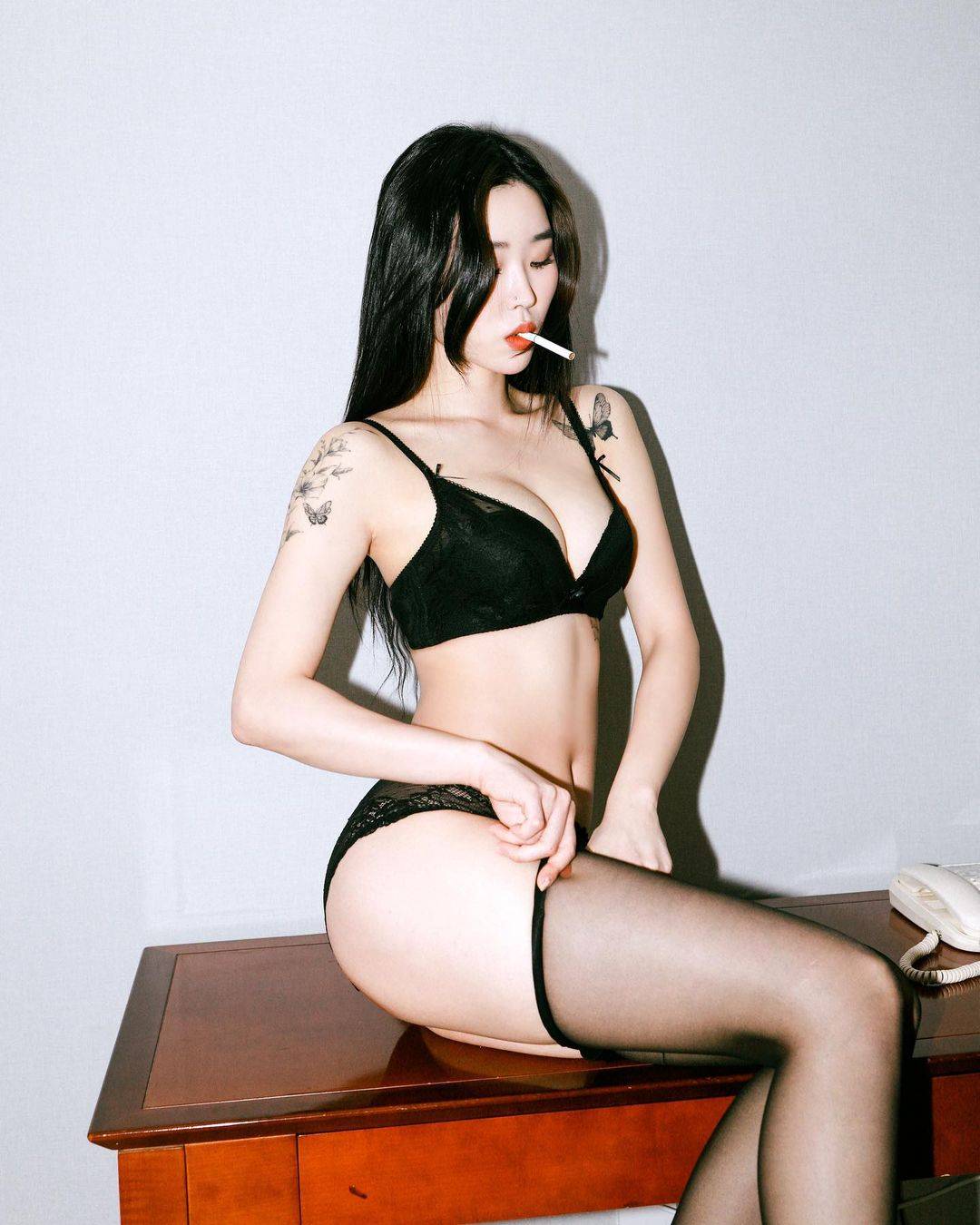 韩国时装模特蝴蝶纹身少女叼着烟试穿内衣搭配黑丝袜！_4
