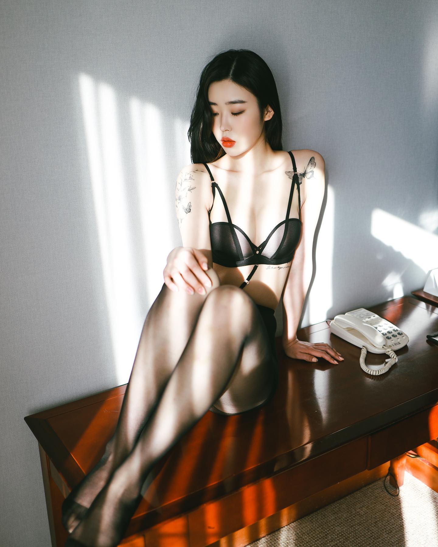 韩国时装模特蝴蝶纹身少女叼着烟试穿内衣搭配黑丝袜！_9