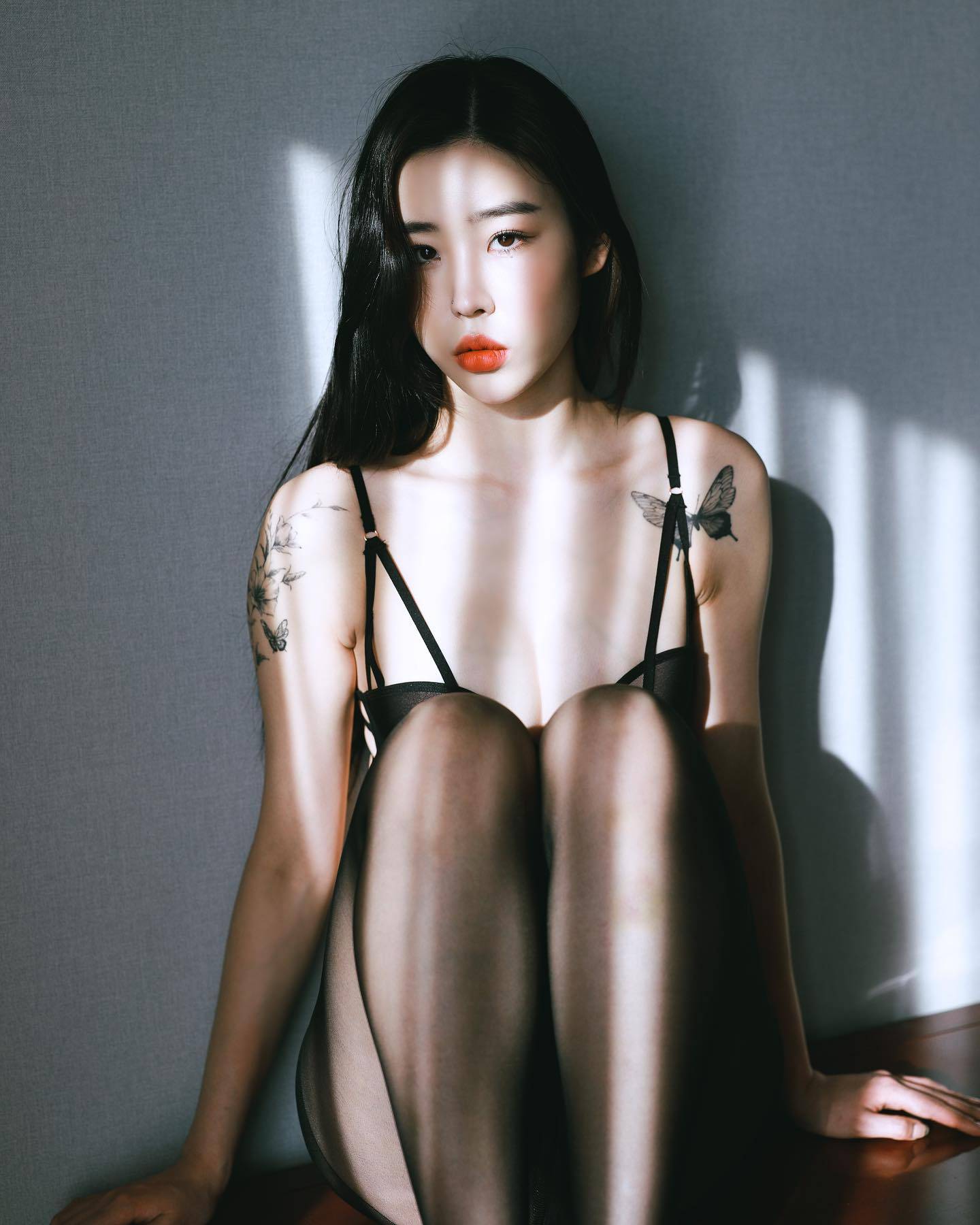 韩国时装模特蝴蝶纹身少女叼着烟试穿内衣搭配黑丝袜！_10