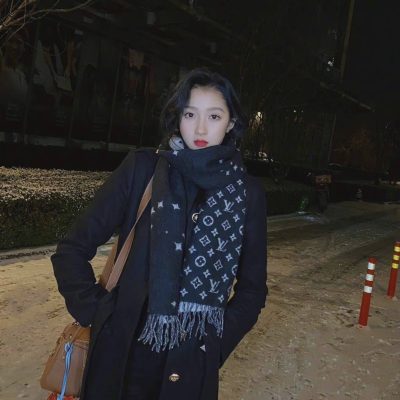 关晓彤下雪天户外秀美腿高清图