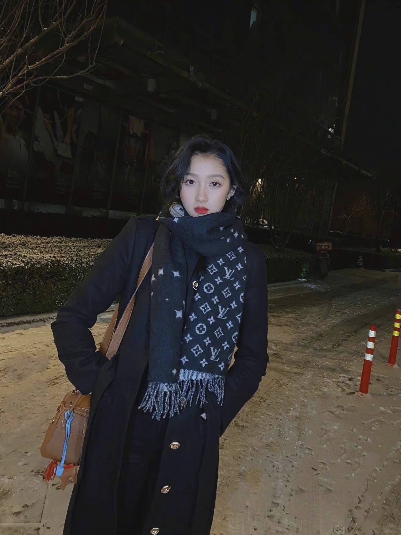 关晓彤下雪天户外秀美腿高清图_1