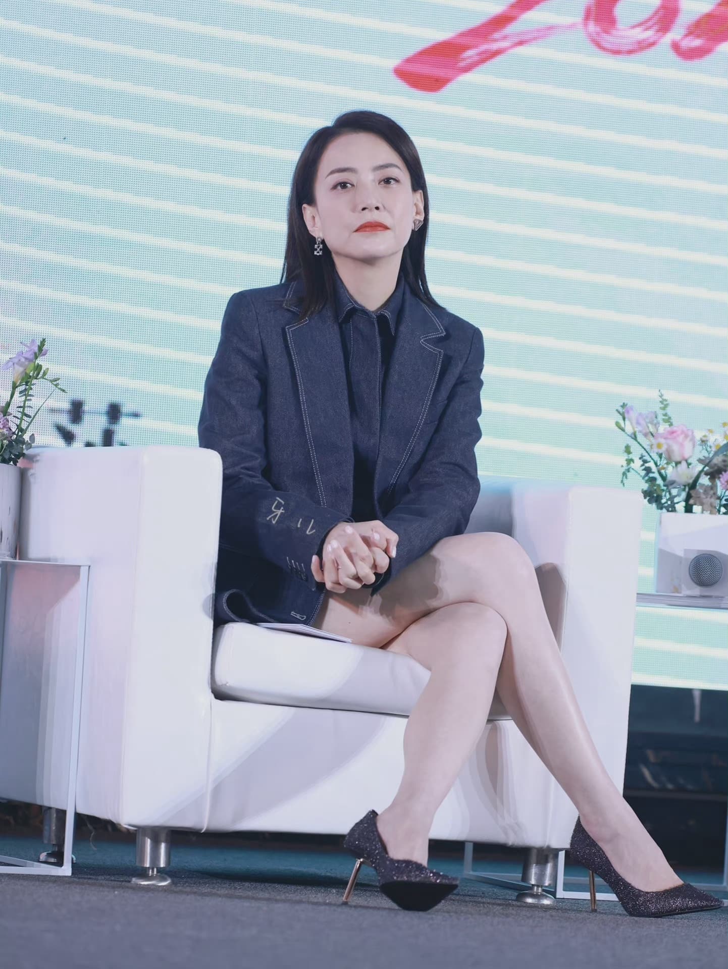 漂亮阿姨霍汶希出席活动秀美腿，英皇颜值天花板_1