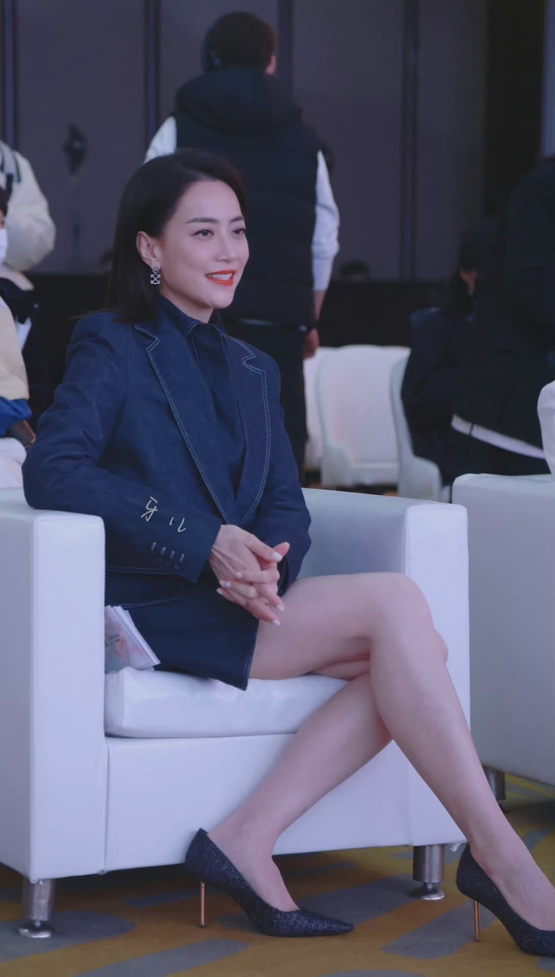 漂亮阿姨霍汶希出席活动秀美腿，英皇颜值天花板_2