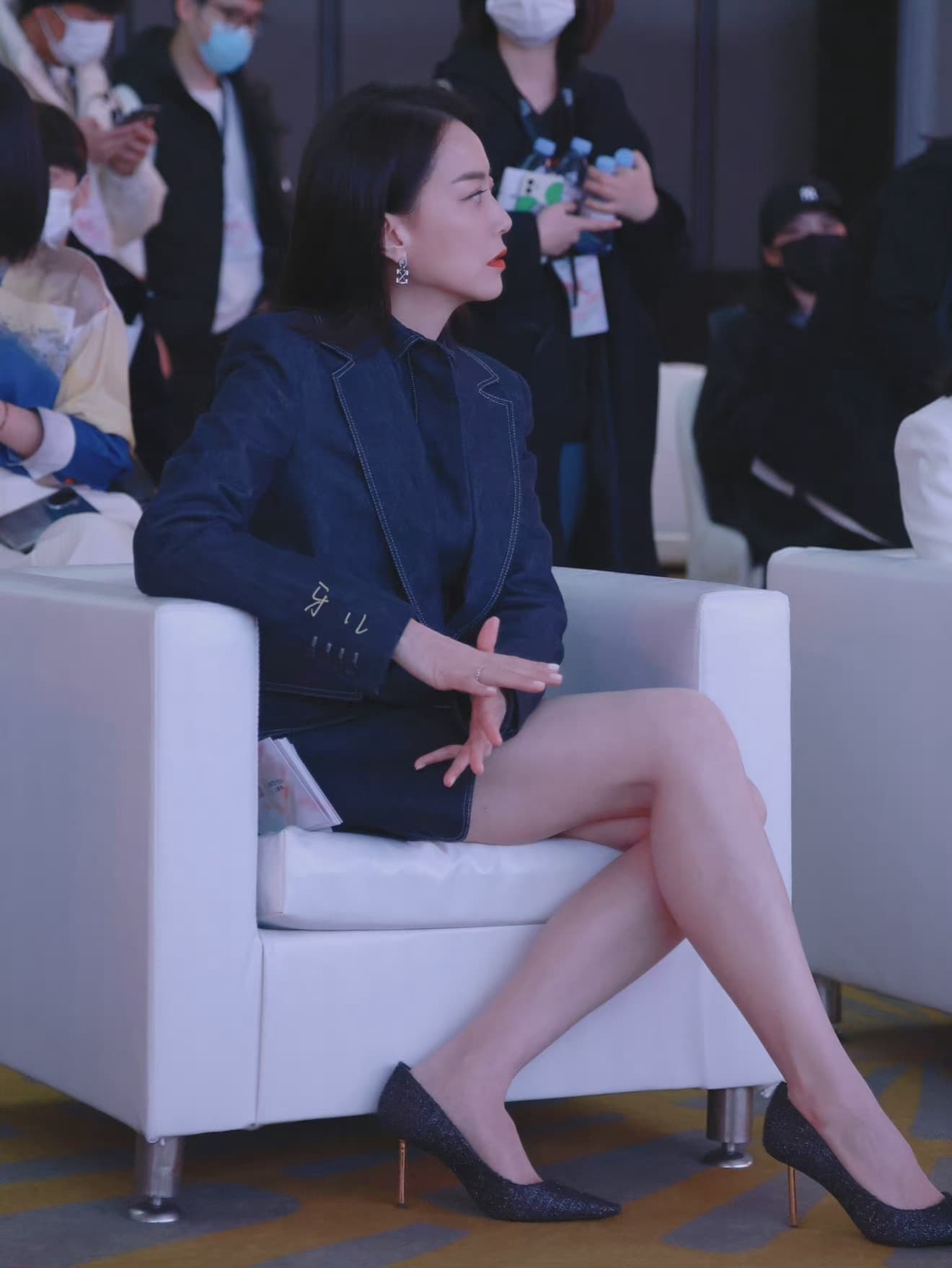 漂亮阿姨霍汶希出席活动秀美腿，英皇颜值天花板_3