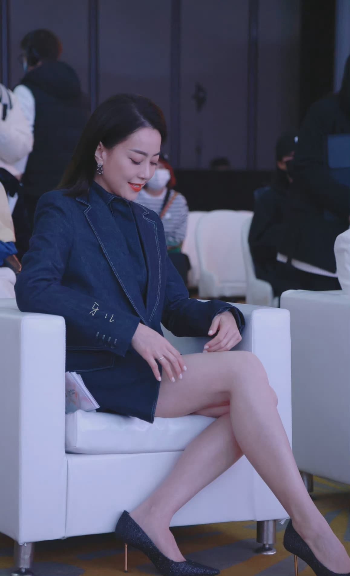 漂亮阿姨霍汶希出席活动秀美腿，英皇颜值天花板_5